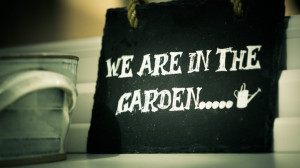 Schild &quot;Ww are in the garden&quot;
